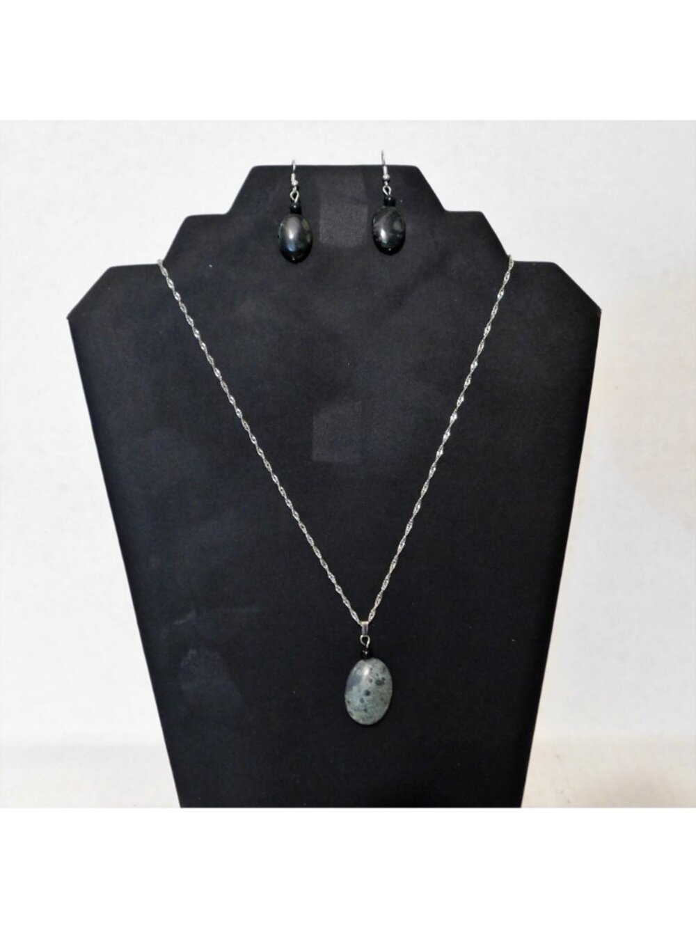 Black Stone Necklace and Fishhook Pierced Earrings 20" Twist Silver Tone Chain - Picture 3 of 11